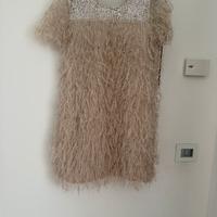 Vestitino in paiettes e piumette color Cipria.