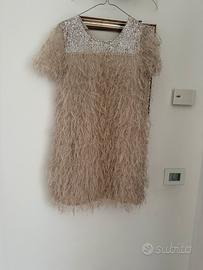 Vestitino in paiettes e piumette color Cipria.