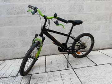 Bicicletta MTB nera e verde B’TWIN