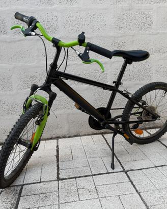 Bicicletta MTB nera e verde B’TWIN
