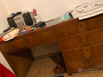 Scrivania in noce con piano in vetro