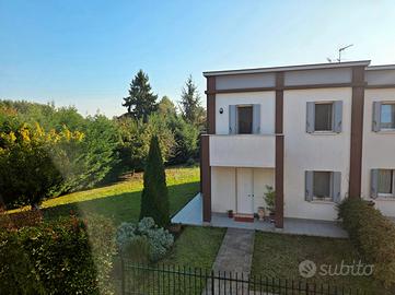 Elegante Villa Trifamiliare a Monteortone