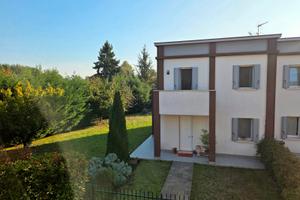 Elegante Villa Trifamiliare a Monteortone