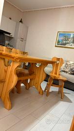 tavolo in legno massello con 6 sedie