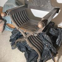 Sedia Savonarola legno intagliato