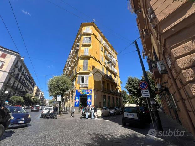 NEGOZIO A NAPOLI