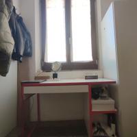 Scrivania nuovissima bianca e rosa