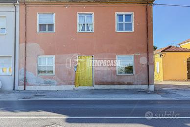 SOLUZIONE INDIPENDENTE CON AMPIO GARAGE E CANTINA