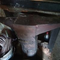 incudine in acciaio fuso.