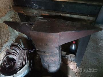 incudine in acciaio fuso.