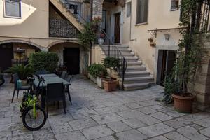 Monolocale seminterrato arredato