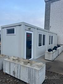 Ufficio Mobile con bagno e finestre