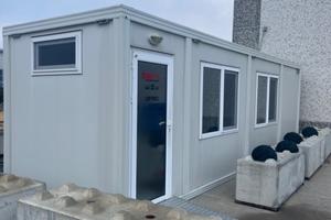 Ufficio Mobile con bagno e finestre