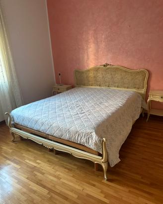 Struttura letto matrimoniale e comodini