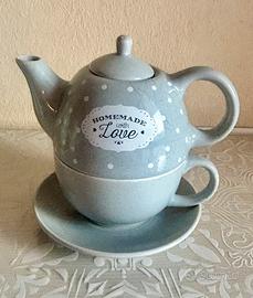 Teiera e tazza per una persona grigia