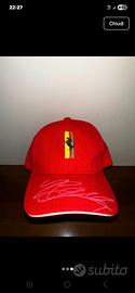 Cappello Ferrari autografato Leclerc a mano.