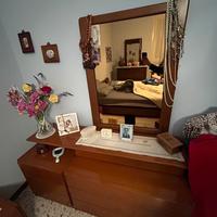 Mobile in legno con specchio camera da letto
