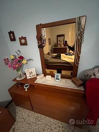 Mobile in legno con specchio camera da letto