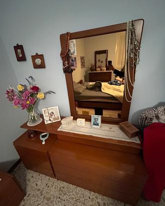 Mobile in legno con specchio camera da letto