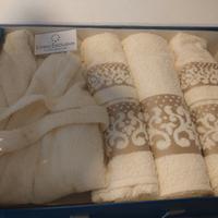 coordinato bagno accappatoio e asciugamani