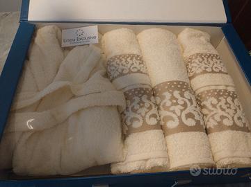 coordinato bagno accappatoio e asciugamani