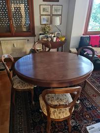 Tavolo in legno massello allungabile e 5 sedie