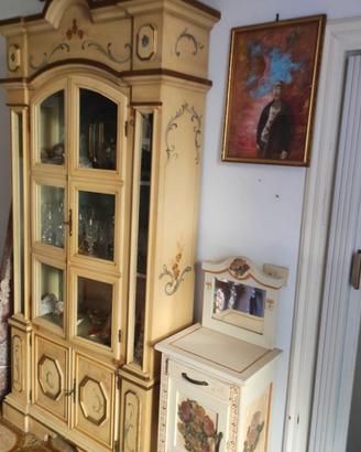 vetrina a doppio corpo in stile barocco veneziano