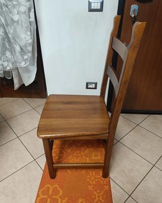 tavolo in legno e sedie