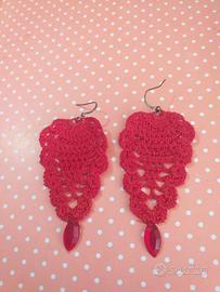 orecchini all'uncinetto abbelliti con pietre 