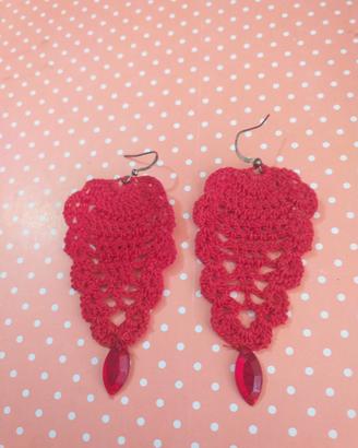 orecchini all'uncinetto abbelliti con pietre 