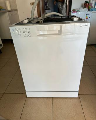 Lavastoviglie INDESIT