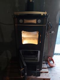 Stufa a legna con  forno Clementi Canalizzata.