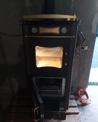 Stufa a legna con  forno Clementi Canalizzata.