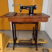 Macchina da cucire vintage NECCHI