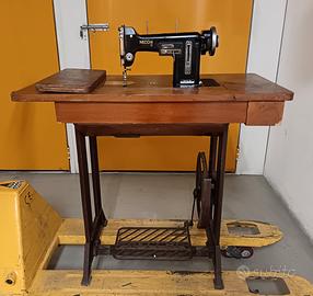 Macchina da cucire vintage NECCHI