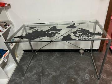 Tavolo in vetro arredo negozio abbigliamento