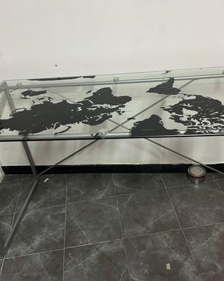 Tavolo in vetro arredo negozio abbigliamento