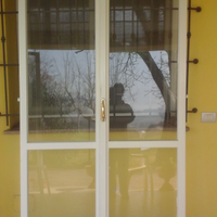 Finestre in legno riverniciato bianco