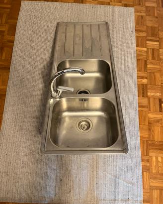 Doppio lavello inox con rubinetto