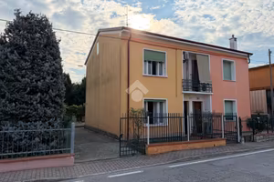 CASA SEMINDIPENDENTE A BERGANTINO