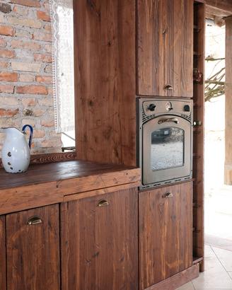 Cucina lineare con colonna e Isola Cucina in legno
