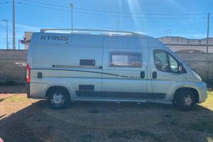furgocamper kyros 2  con pannelli solari