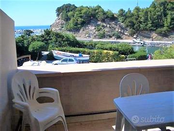 Transitorio. Sul mare, bel mono con balcone