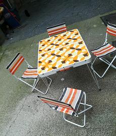 Tavolino valigetta con sedie anni 70 Pic nic 