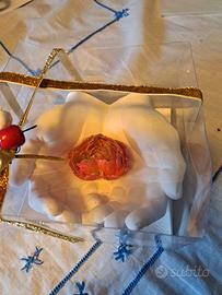 Mani congiunte con fiore