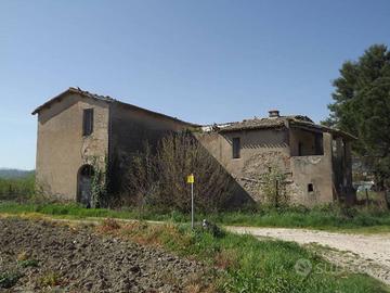 Rustico / Casale di 200 m² con 5 locali a Bevagna