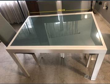TAVOLO ALLUNGABILE CON PIANO IN VETRO