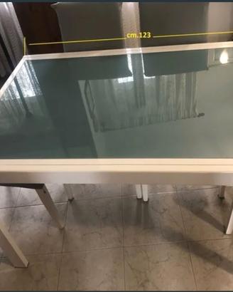 TAVOLO ALLUNGABILE CON PIANO IN VETRO