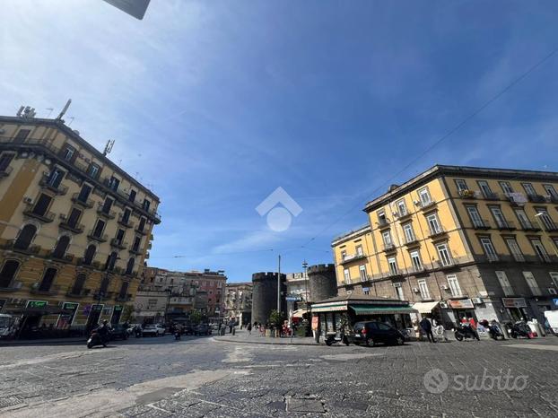 NEGOZIO A NAPOLI