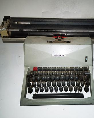 Macchina da scrivere Olivetti  82 Diaspron